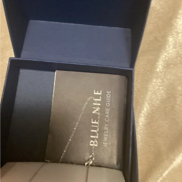 Blue Nile Peridot pendant with Chain Sterling Silver NIB